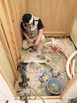 ブルーのクロスの奥行き効果で爽やかトイレを演出 渋谷区 M様邸 ブルーのクロスの奥行き効果で爽やかトイレを演出 渋谷区 M様邸
